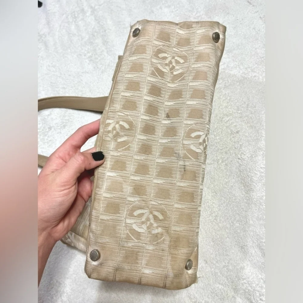 CHANEL | large cream/beige CC quilted monogram canvas 'travel line' tote bag - Picture 3 of 6